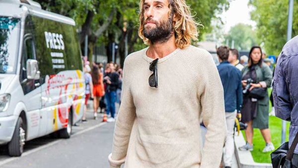 Street style moda uomo, idee moda per l’estate 2020. Elegante con un maglione estivo - Foto Charlotte mesman