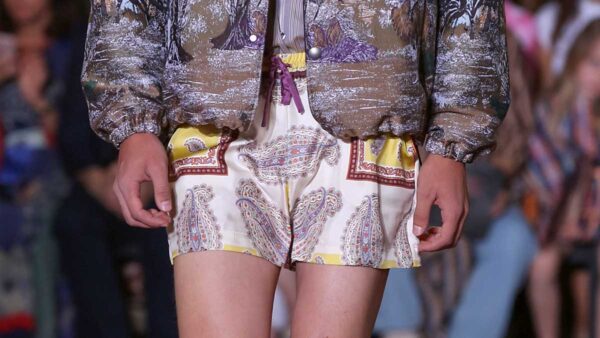 Tendenze moda estate 2020. Ecco come portare i pantaloni corti questa estate - Sfilata Etro Foto Mauro Pilotto