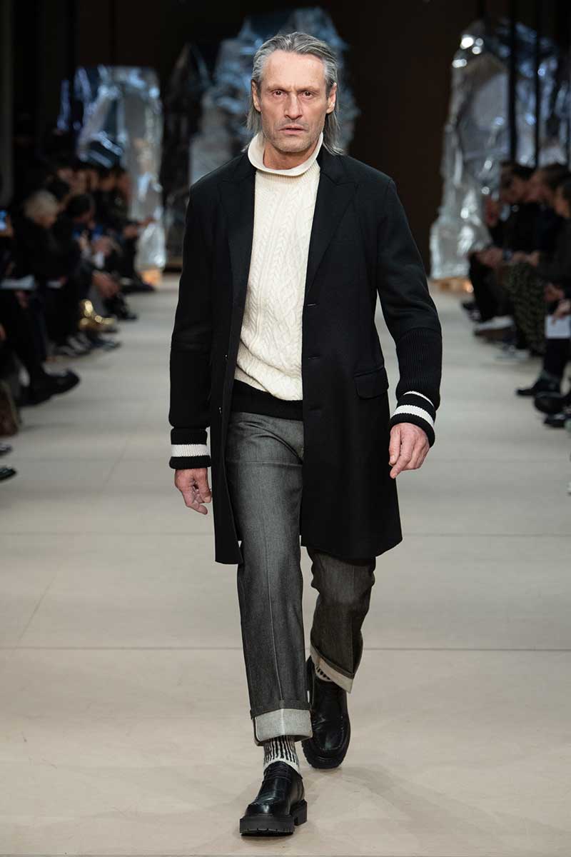 Tendenze capelli uomo inverno 2020 2021. I capelli lunghi - e grigi - sono la tendenza! Photo: courtesy of Neil Barrett