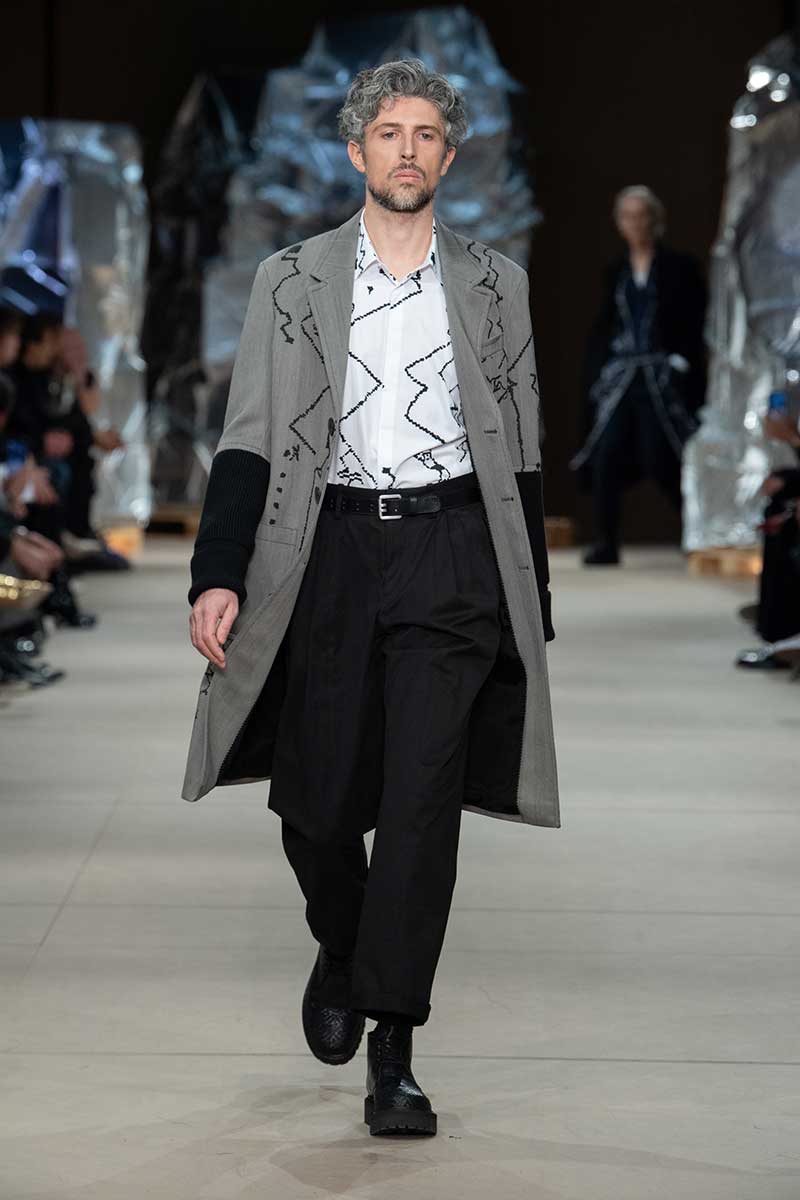 Tendenze capelli uomo inverno 2020 2021. I capelli lunghi - e grigi - sono la tendenza! Photo: courtesy of Neil Barrett