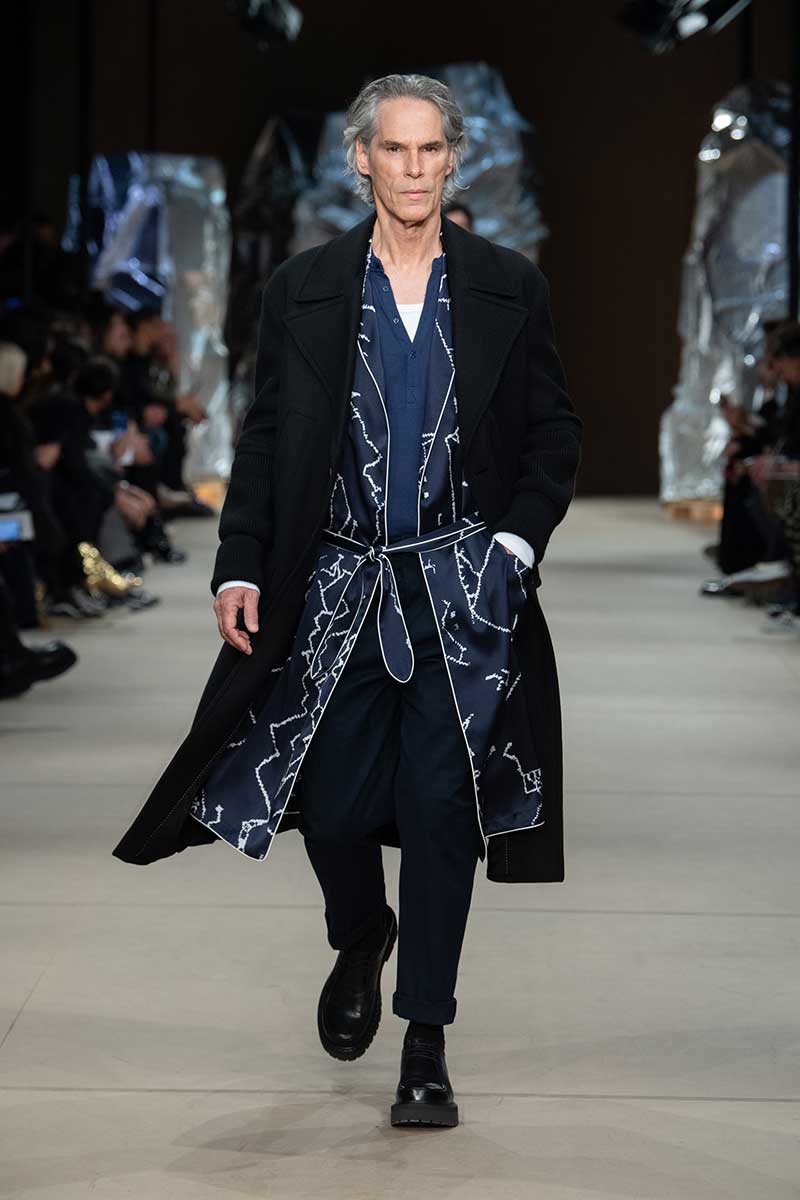 Tendenze capelli uomo inverno 2020 2021. I capelli lunghi - e grigi - sono la tendenza! Photo: courtesy of Neil Barrett
