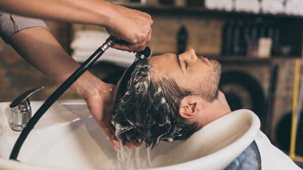 Tendenze capelli uomo. Conosci il ‘deep cleansing shampoo’ lo shampoo pulizia profonda?