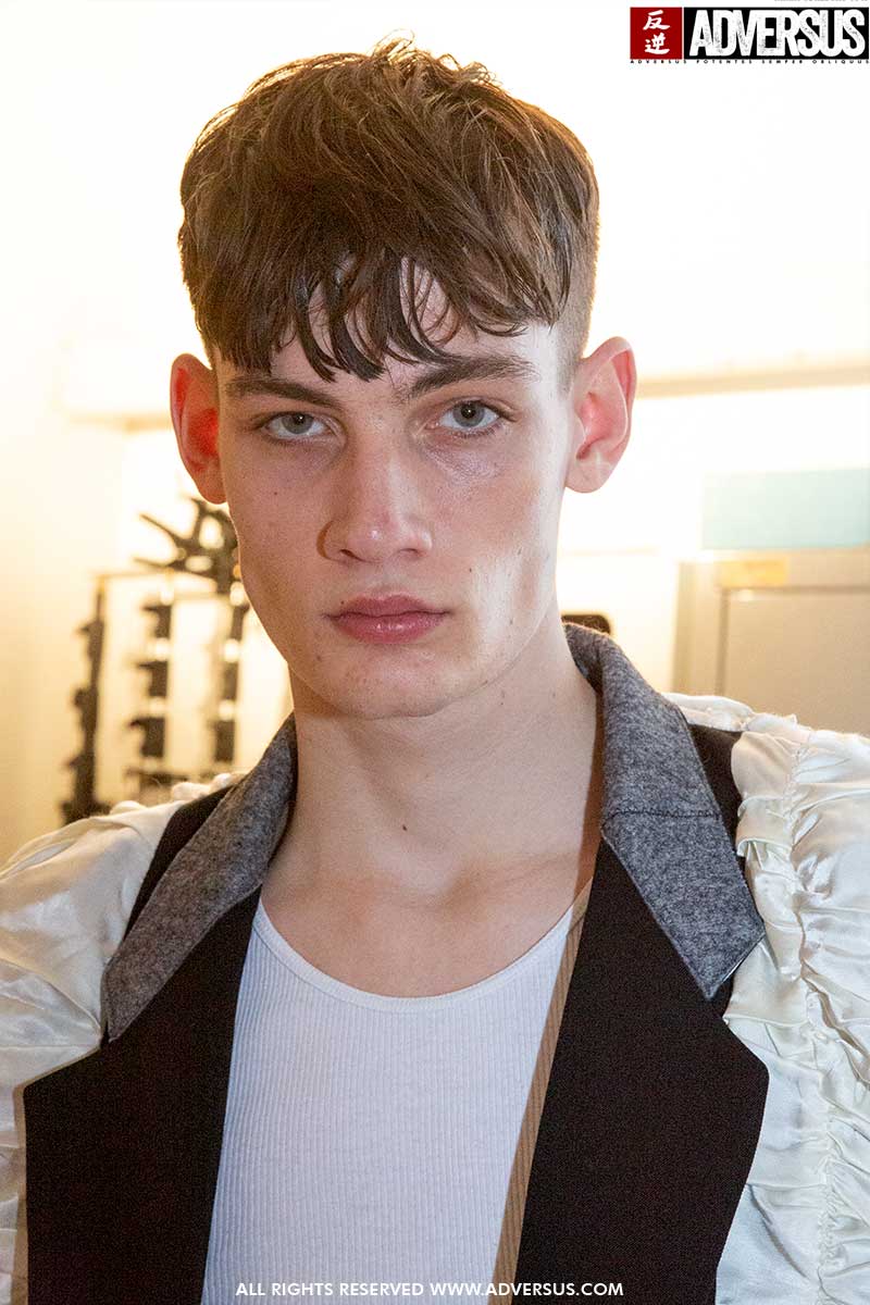 Un (di nuovo) taglio di capelli per l’autunno? L’undercut. Tendenze capelli uomo autunno inverno 2020 2021. Un’idea per te? - Sfilata Magliano - Foto Charlotte Mesman
