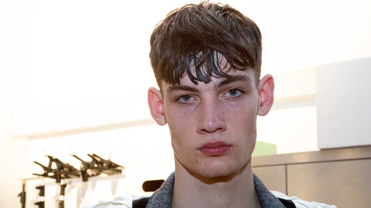 Un (di nuovo) taglio di capelli per l’autunno? L’undercut. Tendenze capelli uomo autunno inverno 2020 2021. Un’idea per te? - Sfilata Magliano - Foto Charlotte Mesman