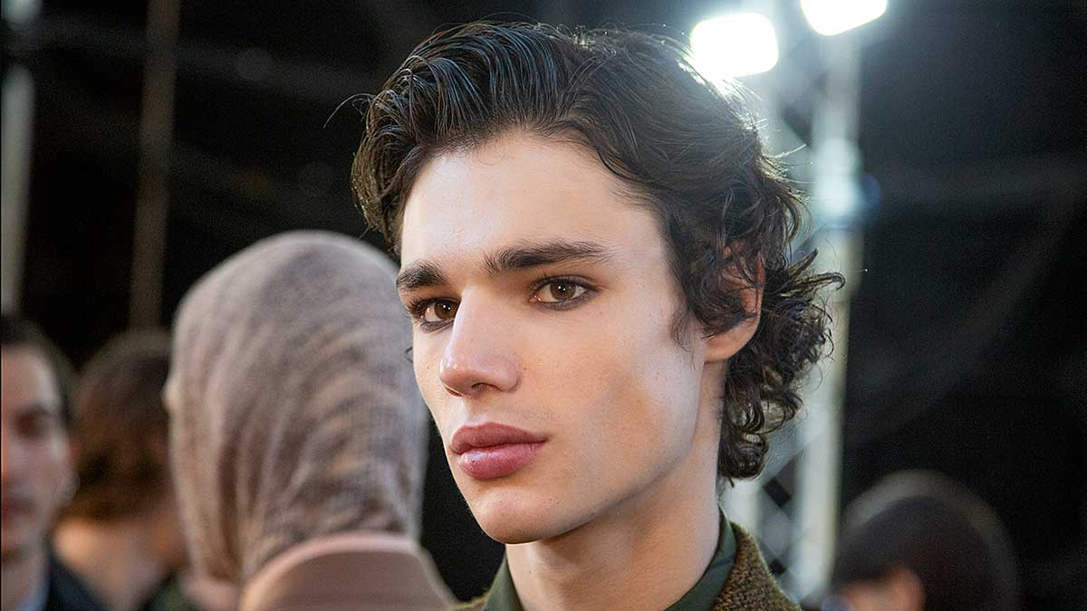 Tendenze tagli di capelli uomo autunno inverno 2020 2021. 5 Domande e risposte sulle nuove tendenze capelli. Sfilata: Salvatore Ferragamo estate 2021. Photo Charlotte Mesman