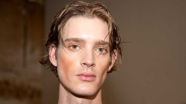 Hair styling uomo, tendenze capelli estate 2020. Tre teste, tre diverse acconciature con effetto bagnato. Quale scegli? Sfilata: Numero 00. Foto: Charlotte Mesman