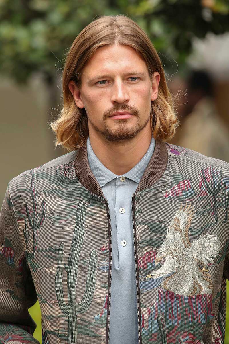 Tendenze capelli uomo (e grooming) inverno 2020 2021. Torna il pizzetto e la barba di tre giorni? - Foto Etro