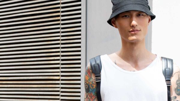 Street style moda uomo estate 2020. Trendy con ciabatte di plastica e calzini? È così che si fa! - Foto Charlotte Mesman