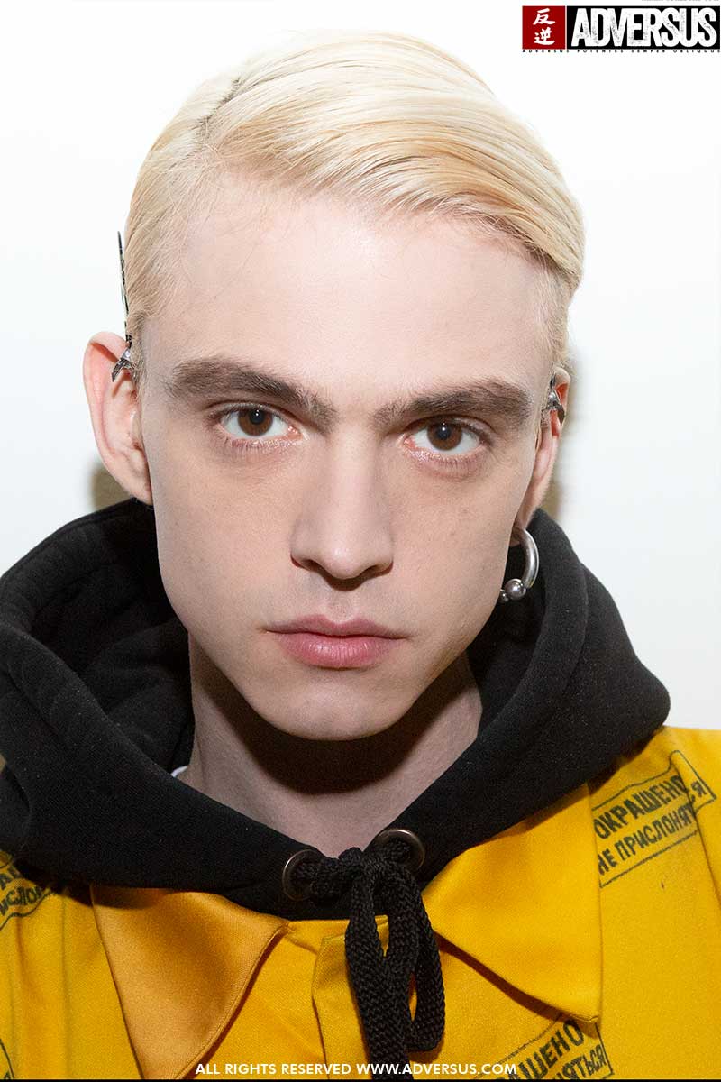 Tagli di capelli e colori di capelli uomo 2020. Avresti il coraggio di decolorare i tuoi capelli? - Backstage David Catalan Foto Charlotte Mesman