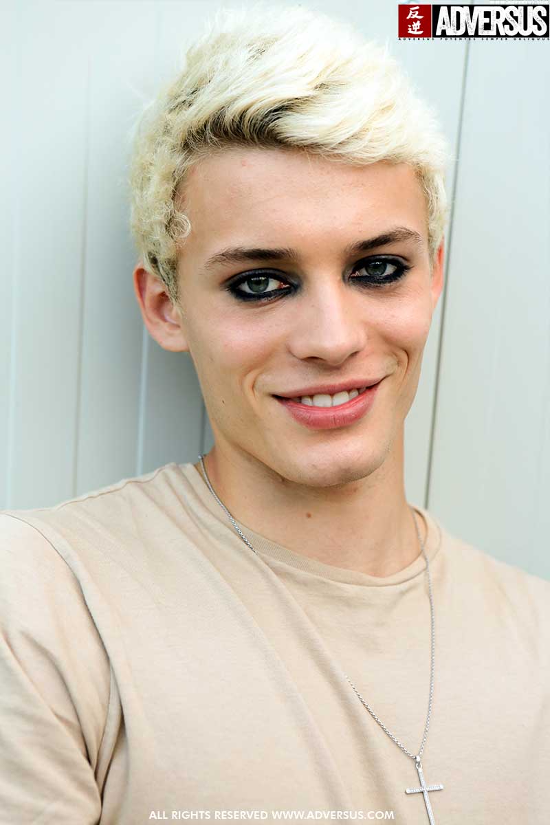 Tagli di capelli e colori di capelli uomo 2020. Avresti il coraggio di decolorare i tuoi capelli? - Backstage Philipp Plein Foto Mauro Pilotto