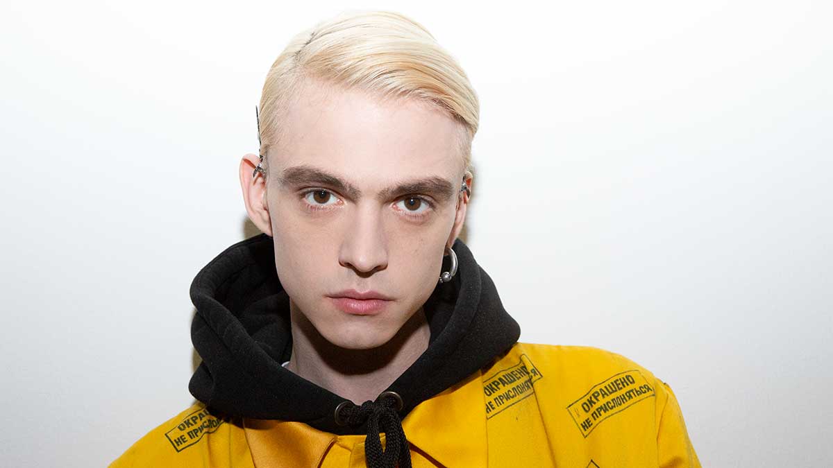 Tagli di capelli e colori di capelli uomo 2020. Avresti il coraggio di decolorare i tuoi capelli? - Backstage David Catalan Foto Charlotte Mesman