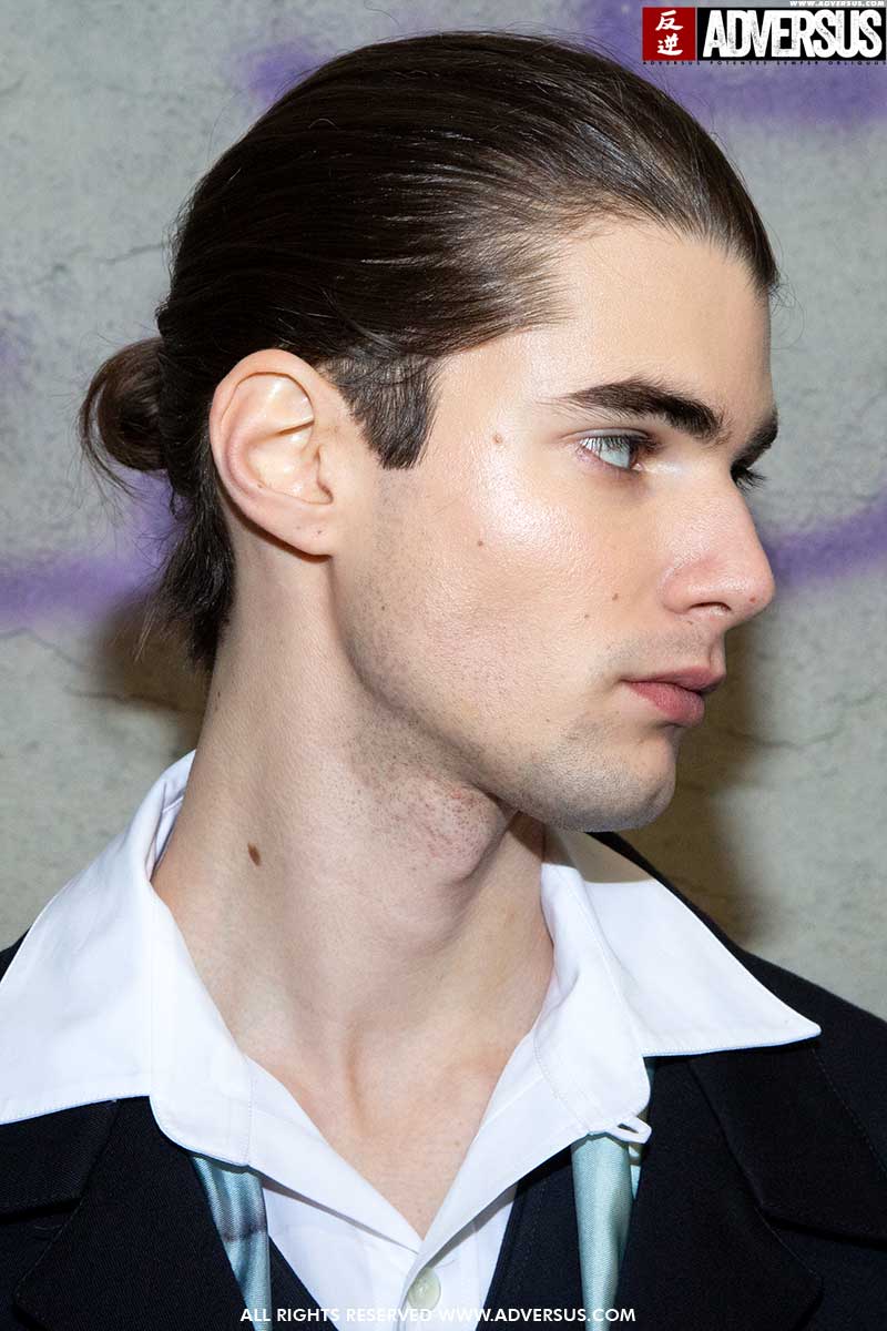 Tendenze capelli uomo autunno inverno 2020 2021. Capelli di media lunghezza con la codina (ma senza il nodo in alto) Sfilata Fabio Quaranta - Foto Charlotte Mesman