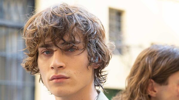 Tendenze tagli di capelli uomo autunno inverno uomo 2020. I tagli di capelli ricci di media lunghezza per lui - Sfilata Magliano Foto Charlotte Mesman