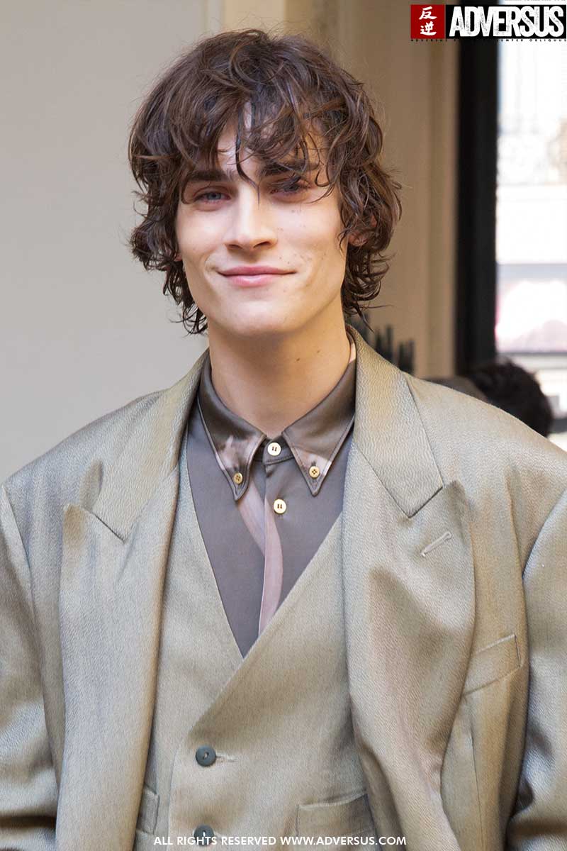 Tendenze tagli di capelli uomo autunno inverno uomo 2020. I tagli di capelli ricci di media lunghezza per lui - Sfilata Magliano Foto Charlotte Mesman