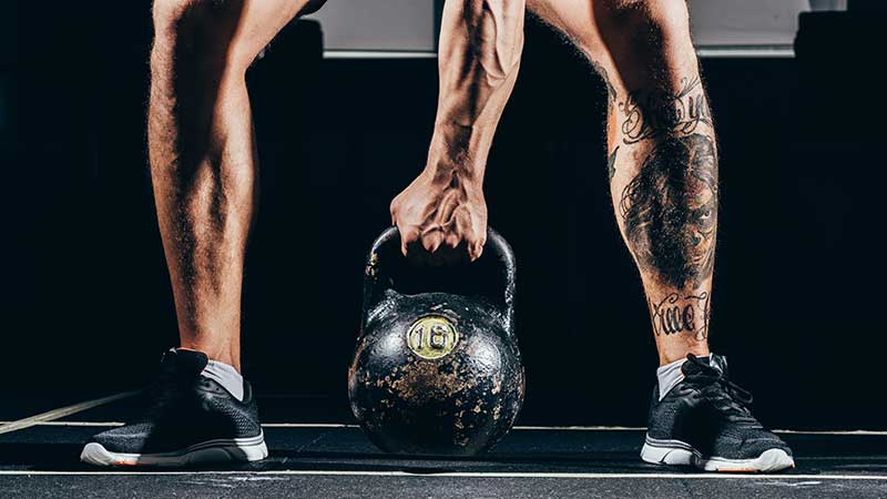 Il kettlebell per un fisico tonico e muscoloso. Una palla con il manico da avere sempre a portata di mano