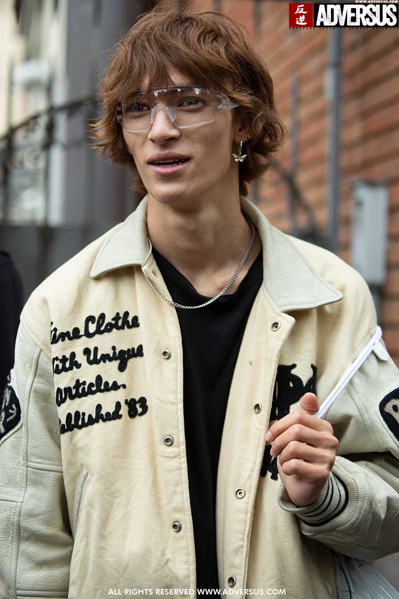 Tendenze moda street style uomo inverno 2020 2021. Il bomber è cool. Eccom come lo indosseremo - Foto Charlotte Mesman