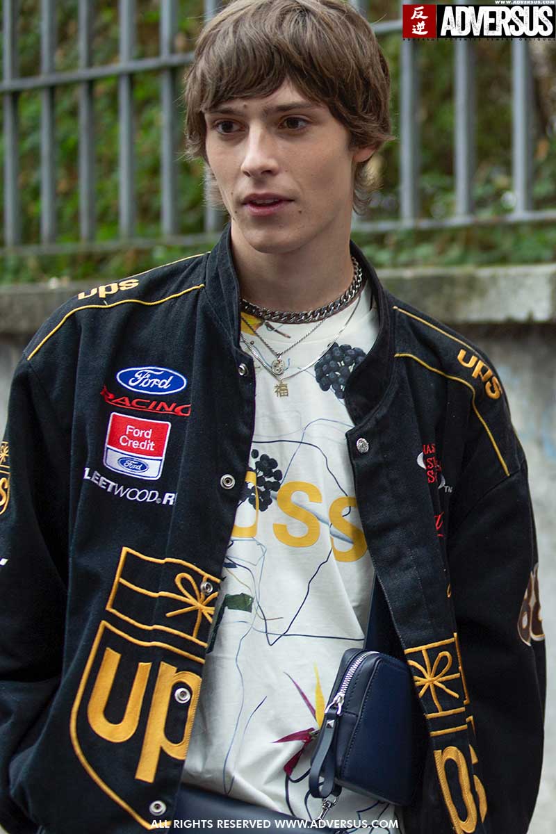 Tendenze moda street style uomo inverno 2020 2021. Il bomber è cool. Eccom come lo indosseremo - Foto Charlotte Mesman