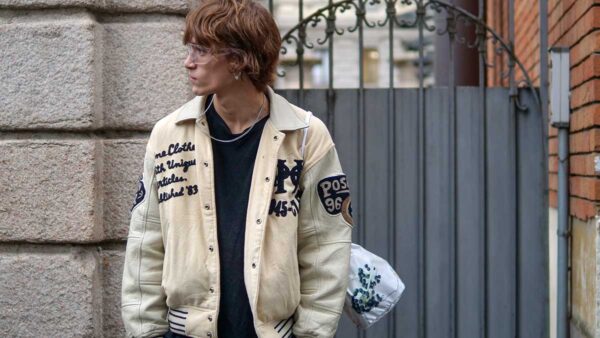 Tendenze moda street style uomo inverno 2020 2021. Il bomber è cool. Eccom come lo indosseremo - Foto Charlotte Mesman