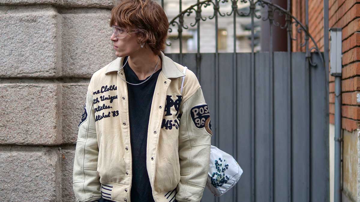 Tendenze moda street style uomo inverno 2020 2021. Il bomber è cool. Eccom come lo indosseremo - Foto Charlotte Mesman