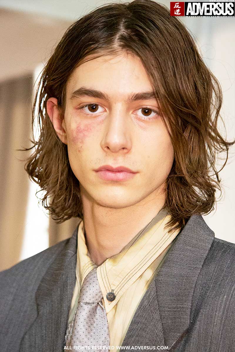 Tagli di capelli uomo inverno 2020 2021. Questa lunghezza di capelli è il "nuovo standard" Sfilata: Magliano Photo Charlotte Mesman