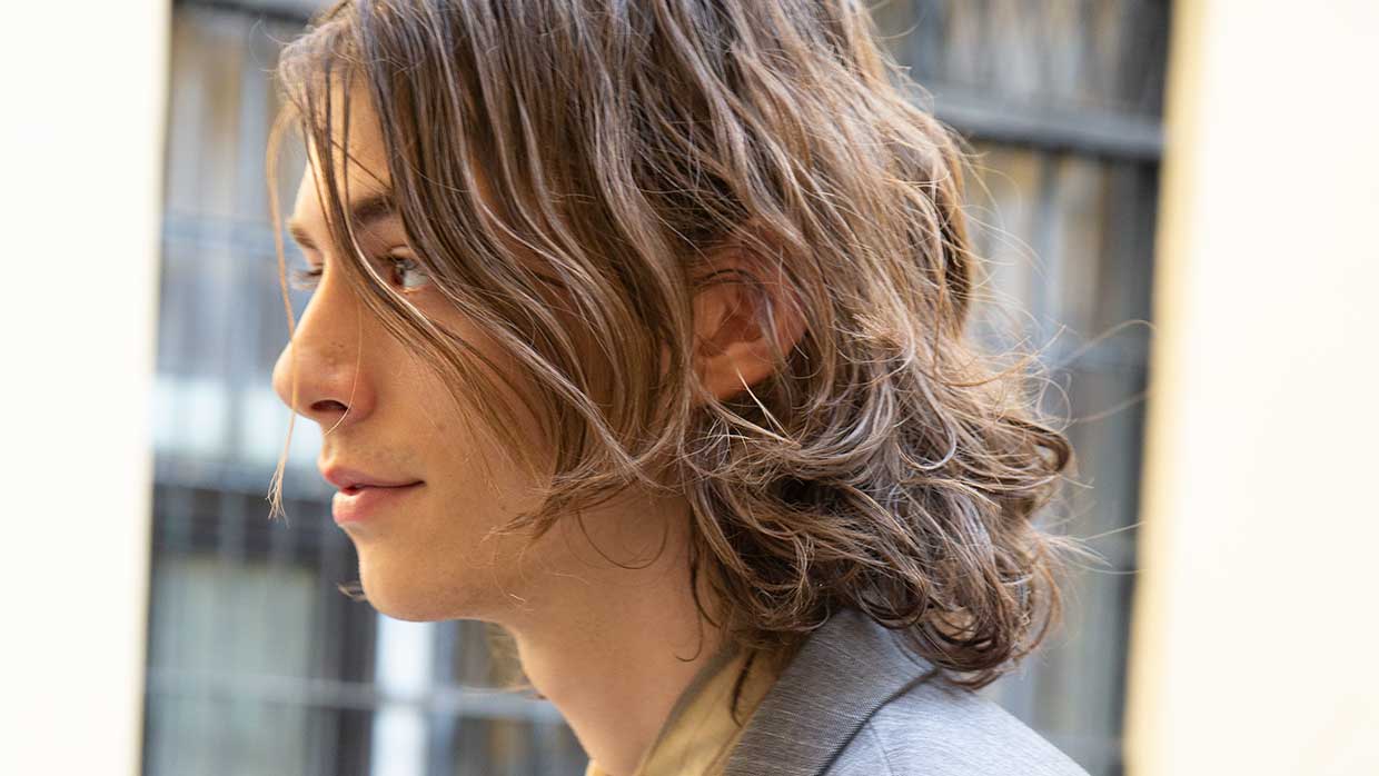 Tagli di capelli uomo inverno 2020 2021. Questa lunghezza di capelli è il "nuovo standard" Sfilata: Magliano Photo Charlotte Mesman