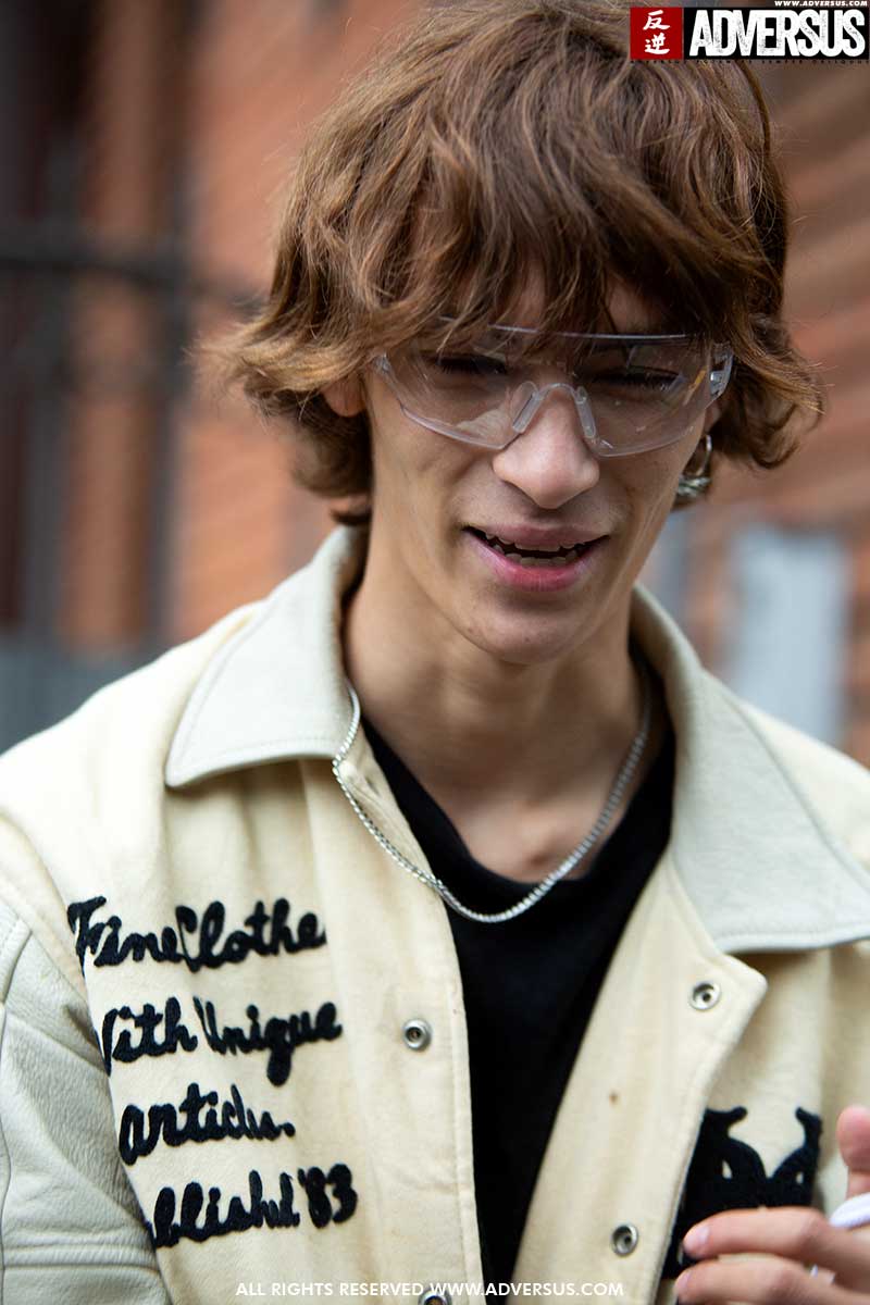 Tendenze tagli di capelli uomo 2021. Ecco i più nuovi (e trendy) tagli di capelli! Modello Eliot Moles le Bailly. Milan Fashion Week estate 2021. Foto: Charlotte Mesman