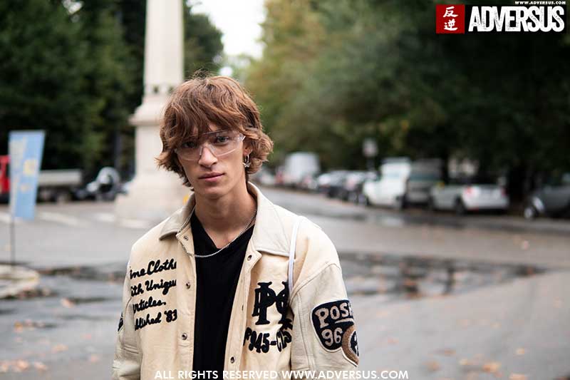 Tendenze tagli di capelli uomo 2021. Ecco i più nuovi (e trendy) tagli di capelli! Modello Eliot Moles le Bailly. Milan Fashion Week estate 2021. Foto: Charlotte Mesman