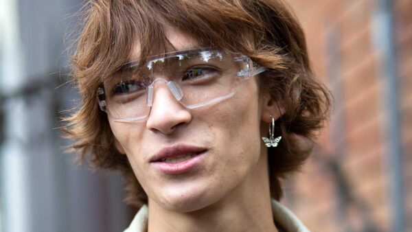 Tendenze tagli di capelli uomo 2021. Ecco i più nuovi (e trendy) tagli di capelli! Modello Eliot Moles le Bailly. Milan Fashion Week estate 2021. Foto: Charlotte Mesman