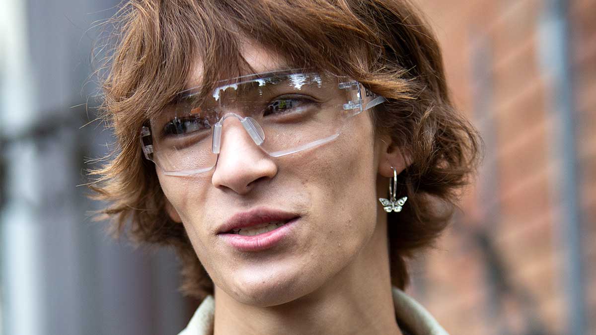 Tendenze tagli di capelli uomo 2021. Ecco i più nuovi (e trendy) tagli di capelli! Modello Eliot Moles le Bailly. Milan Fashion Week estate 2021. Foto: Charlotte Mesman