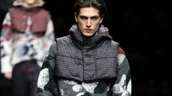 Accessori moda uomo inverno 2020 2021. 3 fashion "gadgets" trendy da tenere a mente quando inizia a far freddo - Sfilata Emporio Armani Foto Mauro Pilotto