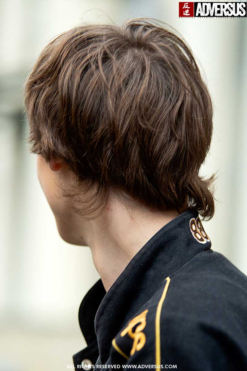 Tendenze capelli uomo inverno 2020 2021. Dal capello corto al taglio medio lungo? Ecco come fare! Foto Charlotte Mesman