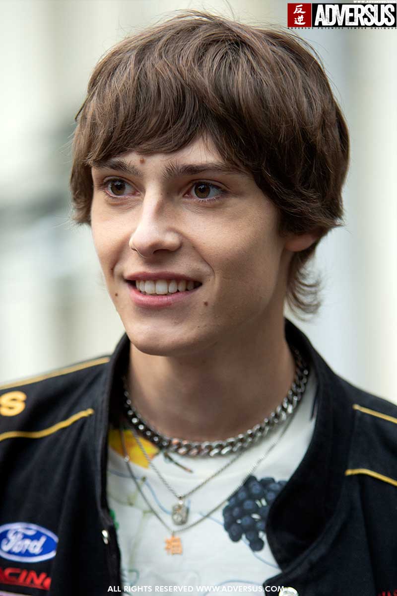 Tendenze capelli uomo inverno 2020 2021. Dal capello corto al taglio medio lungo? Ecco come fare! Foto Charlotte Mesman