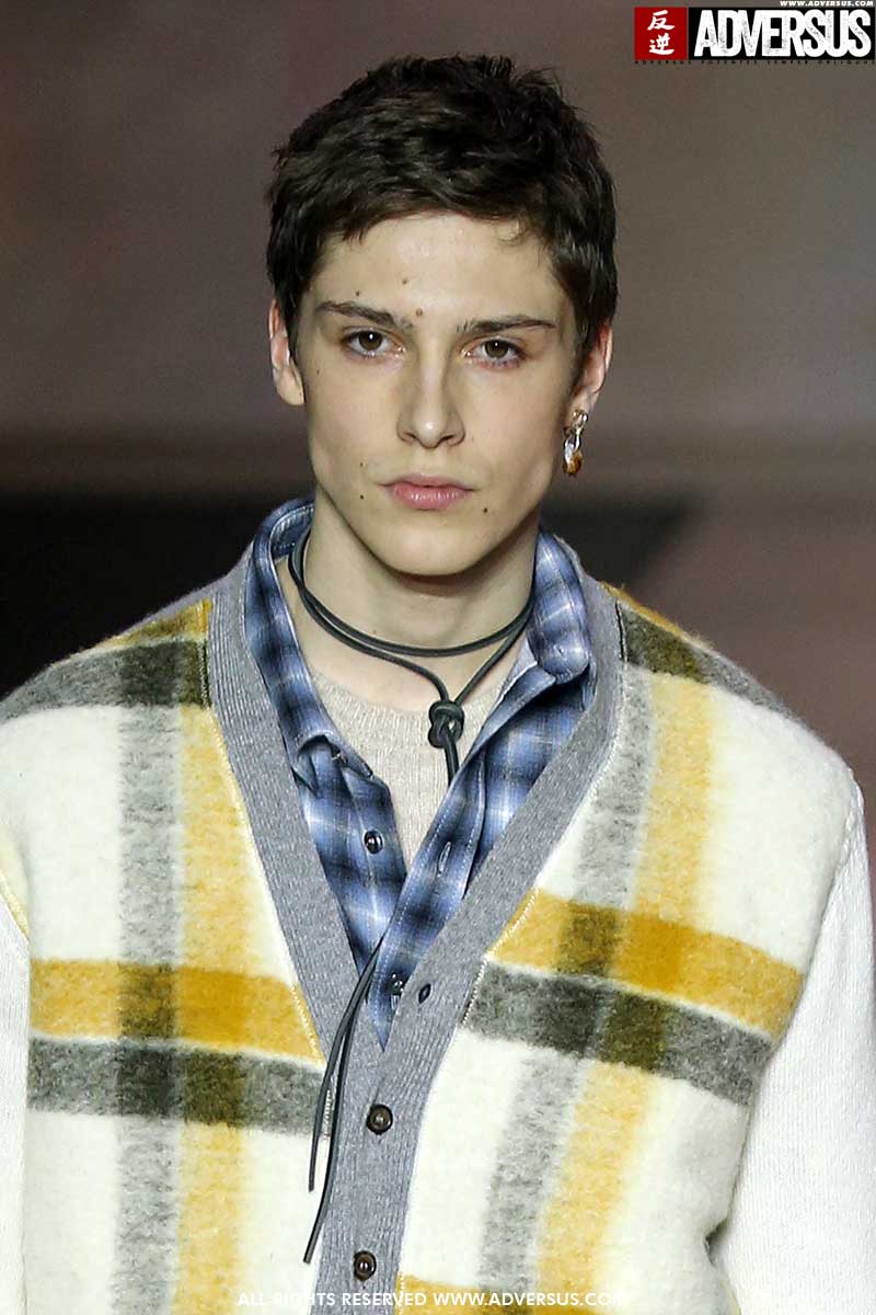 Tendenze capelli uomo inverno 2020 2021. Dal capello corto al taglio medio lungo? Ecco come fare! Foto Charlotte Mesman