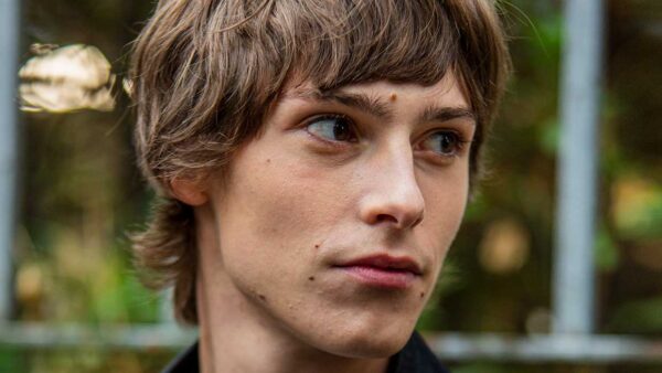 Tendenze capelli uomo inverno 2020 2021. Dal capello corto al taglio medio lungo? Ecco come fare! Foto Charlotte Mesman