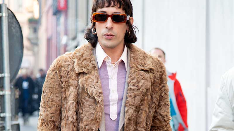 Moda street style uomo inverno 2021. Uomini in cappotto... di peluche. Cosa ne pensate? Foto Charlotte Mesman