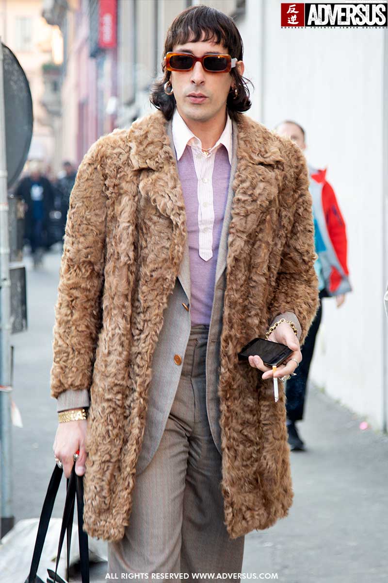 Moda street style uomo inverno 2021. Uomini in cappotto... di peluche. Cosa ne pensate? Foto Charlotte Mesman