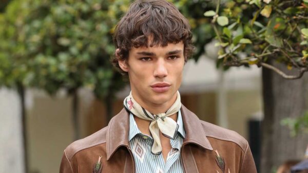 Tendenze capelli uomo 2021. Forse è arrivato il momento di pensare ad una frangia? - Photo courtesy of Etro