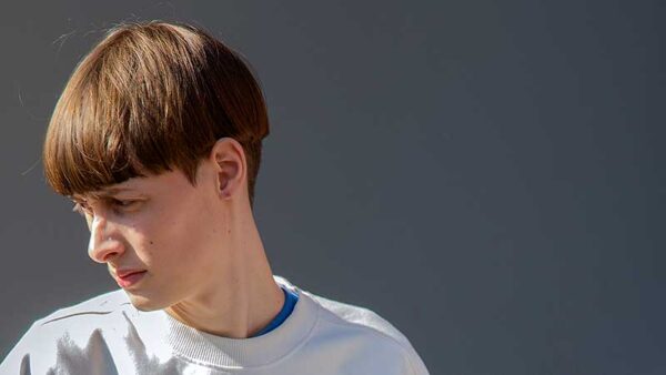 Tendenze capelli uomo 2021. Tornerà di moda il taglio di capelli ‘a scodella’? Foto Charlotte Mesman