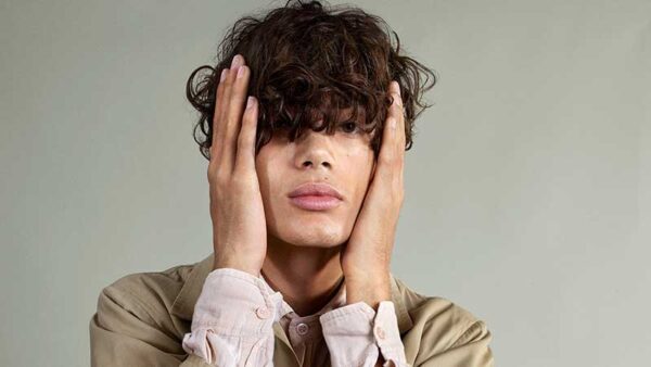 Tendenze tagli di capelli uomo estate 2021. Grandi volumi con un twist rock - Photo Courtesy of Toni&Guy
