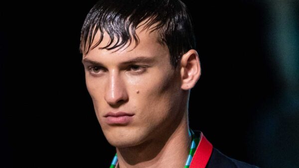 Tendenze capelli uomo primavera estate 2021. Torna il wet look. Photo: courtesy of Versace