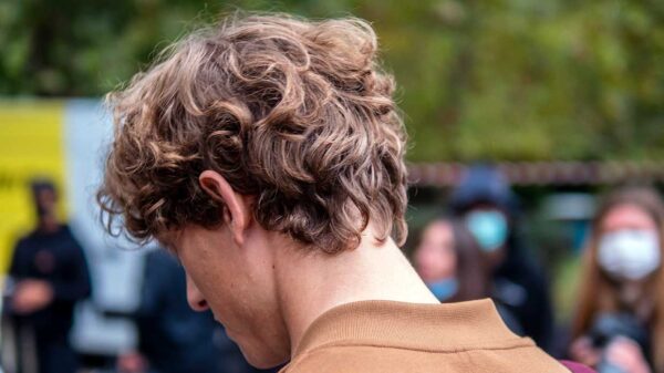 Tendenze capelli uomo 2021. Non abbiamo più paura del volume nei capelli! - Foto Charlotte Mesman