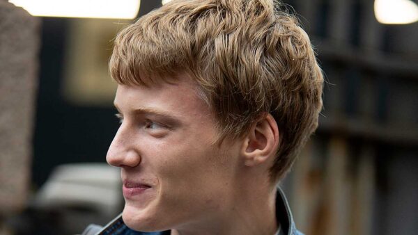 Tendenze tagli di capelli uomo 2021: corto ma con qualche scalatura lunga in mezzo - Foto Charlotte Mesman