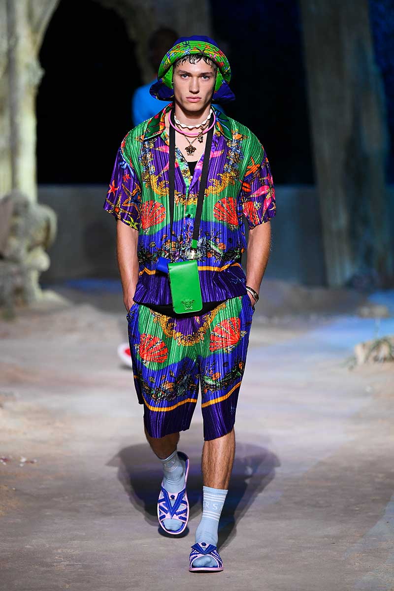 10 nuovissime tendenze moda uomo primavera estate 2021. 10 trends che devi conoscere. Photo: courtesy of Versace