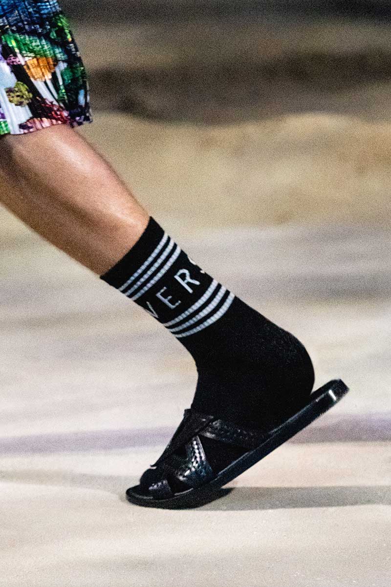 Tendenze moda uomo primavera estate 2021. Sandali con i calzini? Ecco come portarli! - Photo: courtesy of Versace