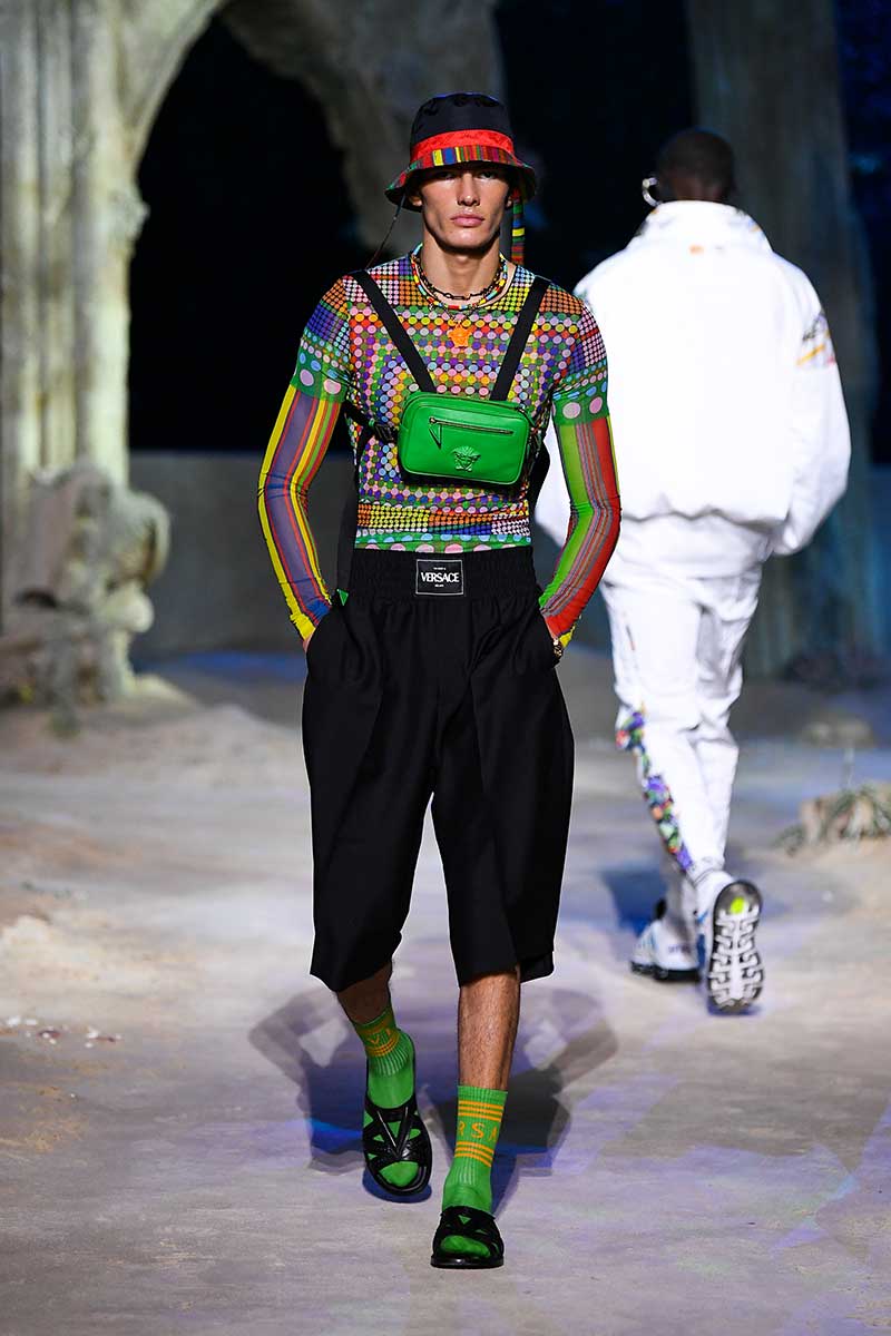 Tendenze moda uomo primavera estate 2021. Sandali con i calzini? Ecco come portarli! - Photo: courtesy of Versace