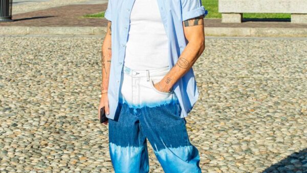 Tendenze moda uomo 2021. I jeans tie dye sono super cool! È così che li porteremo - Foto Charlotte Mesman
