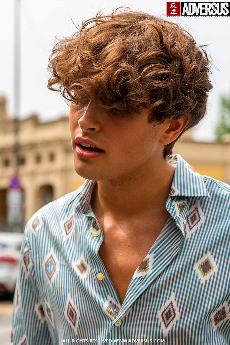 Tendenze tagli di capelli uomo estate 2021. Mega volumi (e il vento alle spalle) - Foto Charlotte Mesman