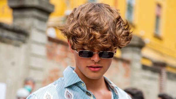 Tendenze tagli di capelli uomo estate 2021. Mega volumi (e il vento alle spalle) - Foto Charlotte Mesman