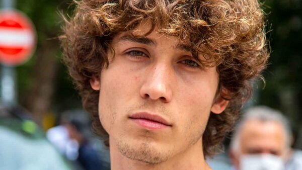 Tendenze tagli di capelli uomo estate 2021. Foto Charlotte Mesman