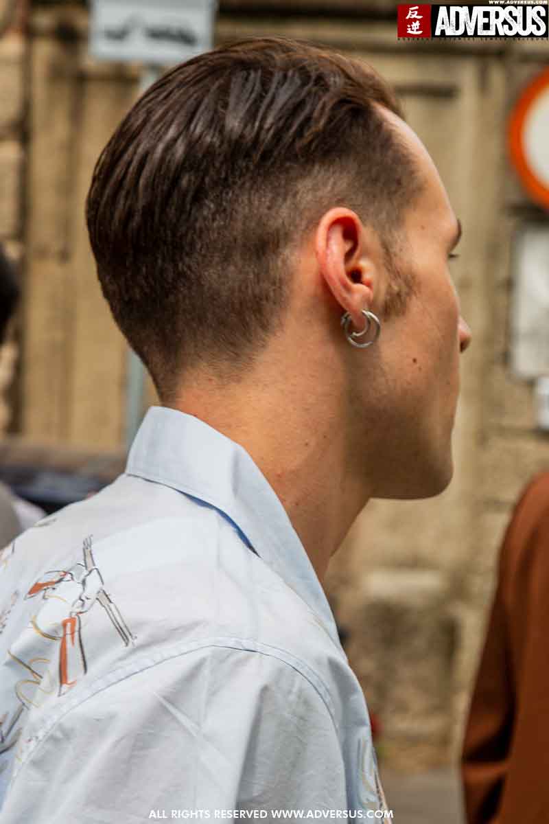 Tendenze tagli di capelli uomo 2021. Il taglio a spazzola con un twist retrò - Foto Charlotte Mesman